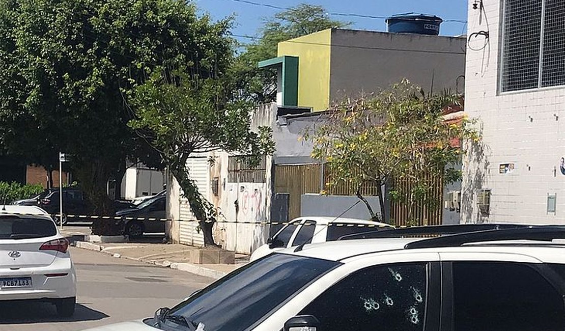 Motorista morre após ter carro alvejado com mais de 10 tiros na Jatiúca, em Maceió