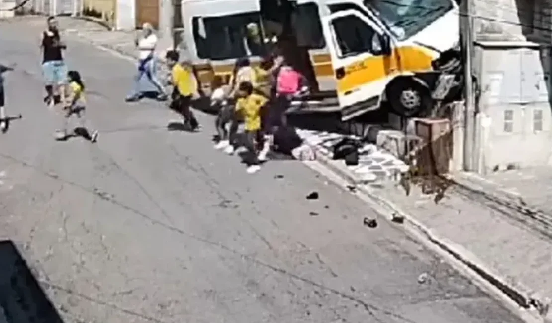 Van escolar, com crianças, perde controle e bate em muro