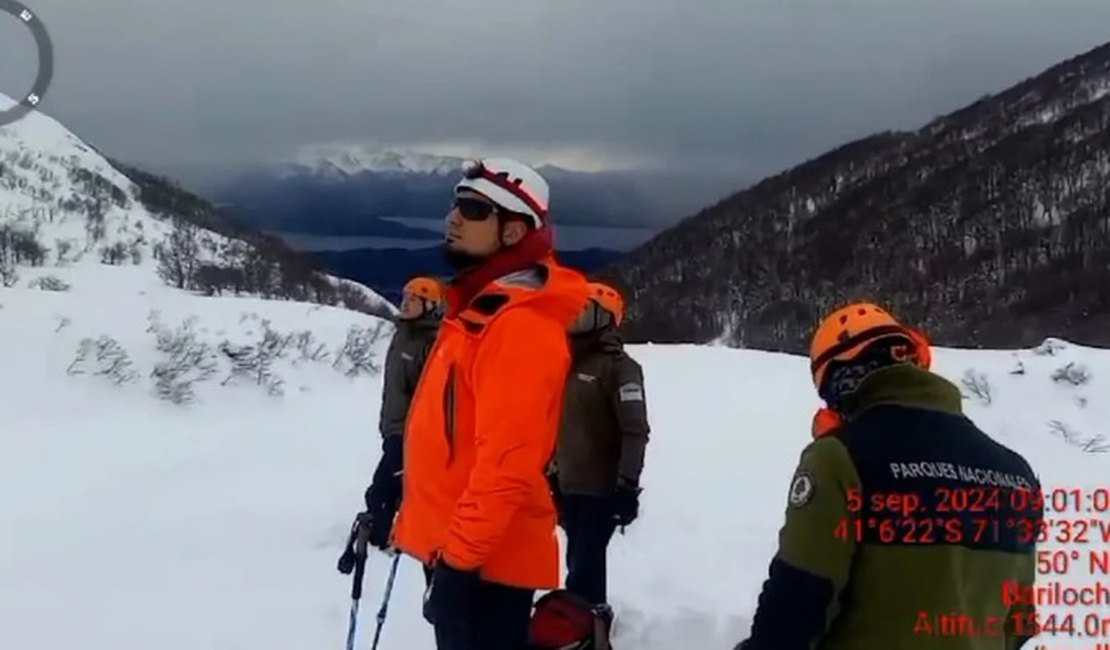 Homem é resgatado após ser levado por avalanche na Argentina