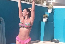 Valesca Popozuda posa de biquíni após ceia e provoca fãs com mensagem ousada