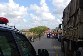 Moradores de assentamento bloqueiam AL 220, em protesto contra falta de água, em Girau