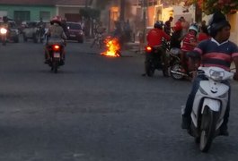 Vídeo. Cinquentinha pega fogo e deixa moradores assustados no bairro Brasília, em Arapiraca