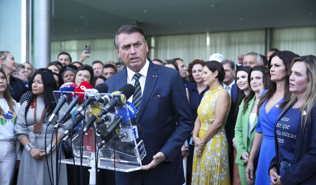 Bolsonaro recebe apoio de deputados reeleitos no Palácio da Alvorada