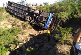 Três morrem após ônibus de turismo tombar em rodovia de Sergipe