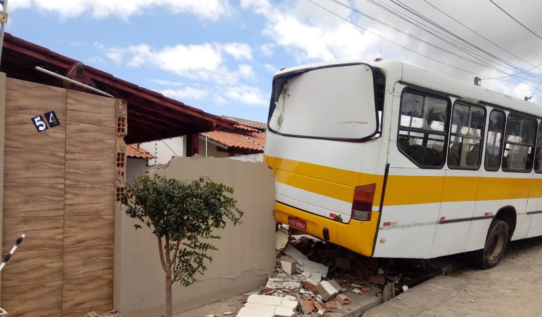 Vídeo. Motorista perde controle de ônibus e invade residências em Arapiraca