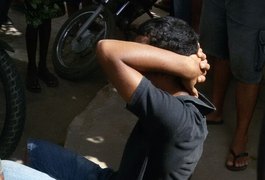 Menor suspeito em assalto cai de moto e é detido por populares, em Arapiraca