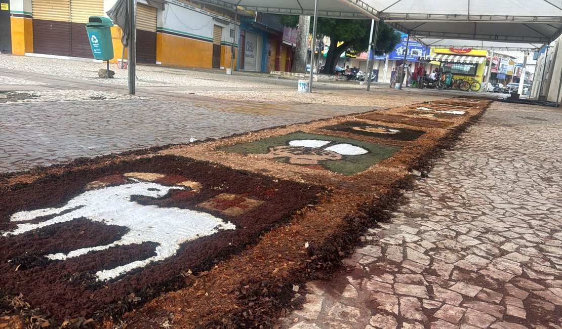 Jovens confeccionam tapete de pó de serra para celebração de Corpus Christi em Arapiraca