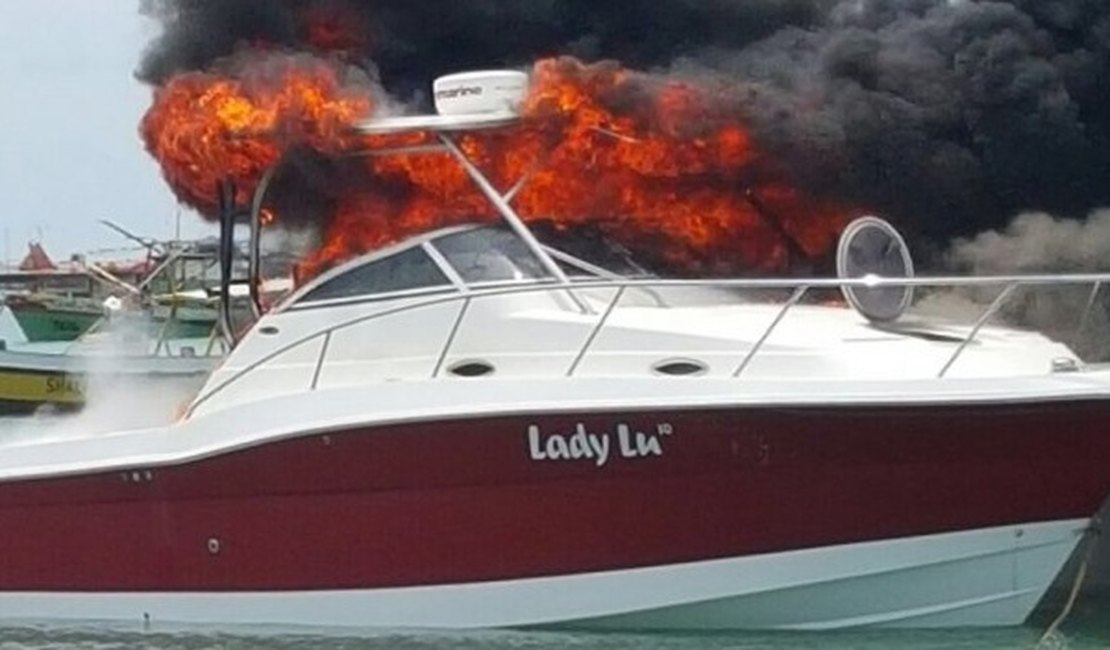 Lancha pega fogo próximo ao Porto de Maceió