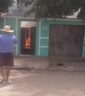 Vídeo: Residência é atingida por incêndio no bairro Primavera