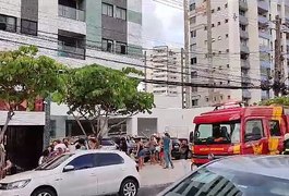 Prédio pega fogo e assusta moradores em Maceió