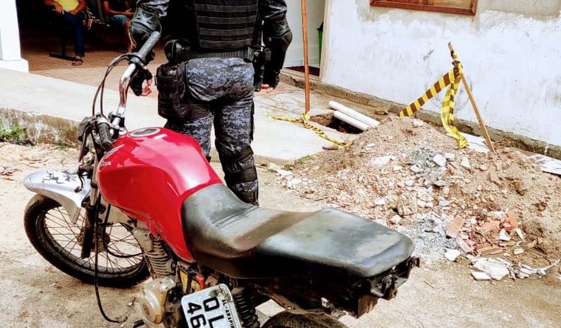Moto roubada é encontrada no bairro Bom Sucesso, em Arapiraca