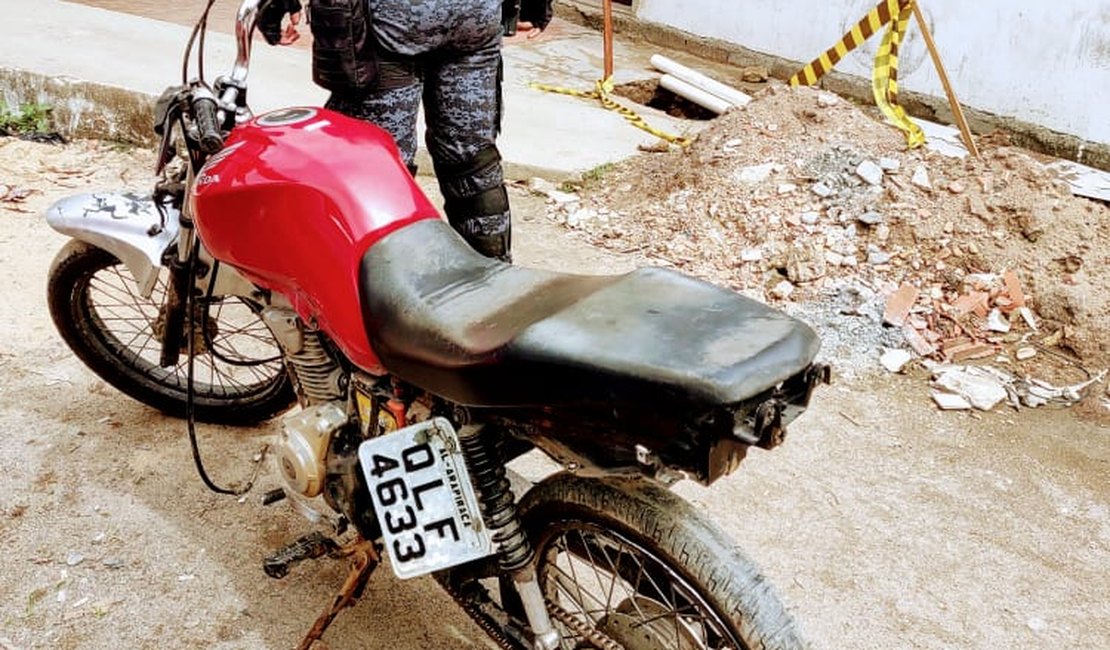 Moto roubada é encontrada no bairro Bom Sucesso, em Arapiraca