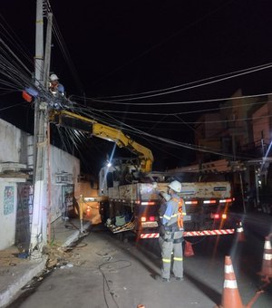 Caminhão guincho se choca contra poste de energia e danifica estrutura, em Arapiraca