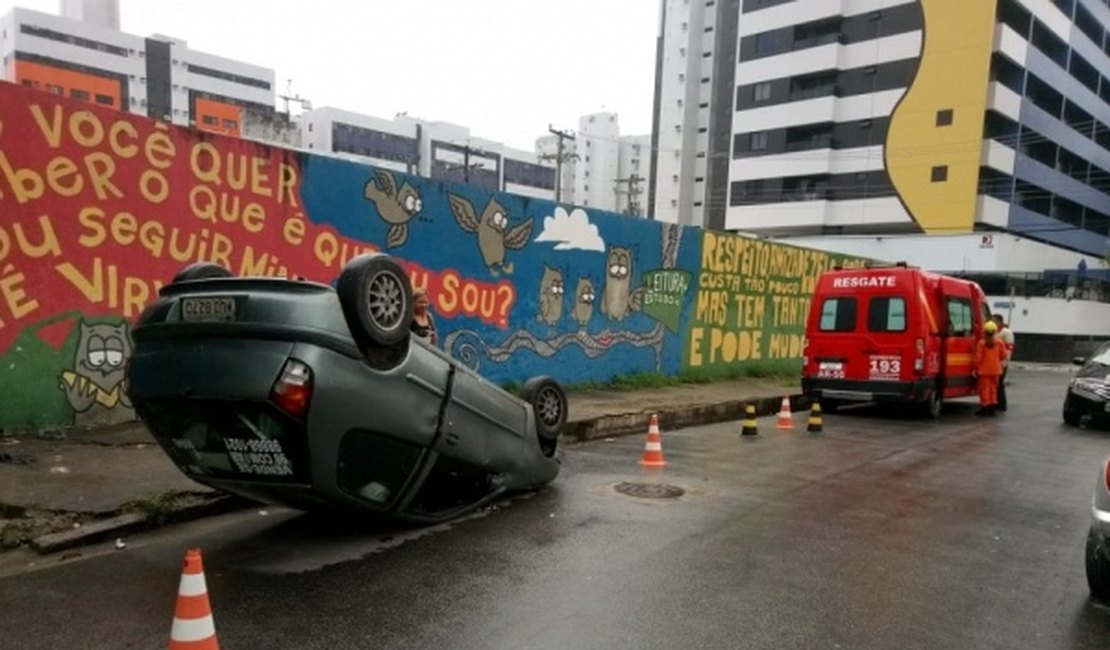 Condutor fica ferido após capotamento de veículo e é socorrido para o HGE