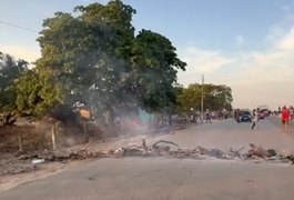 Moradores bloqueiam AL-115 em protesto contra falta de água entre Arapiraca e Igaci