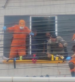 Guarnição da Polícia Militar presta primeiros socorros a profissional após acidente de trabalho no Jacintinho