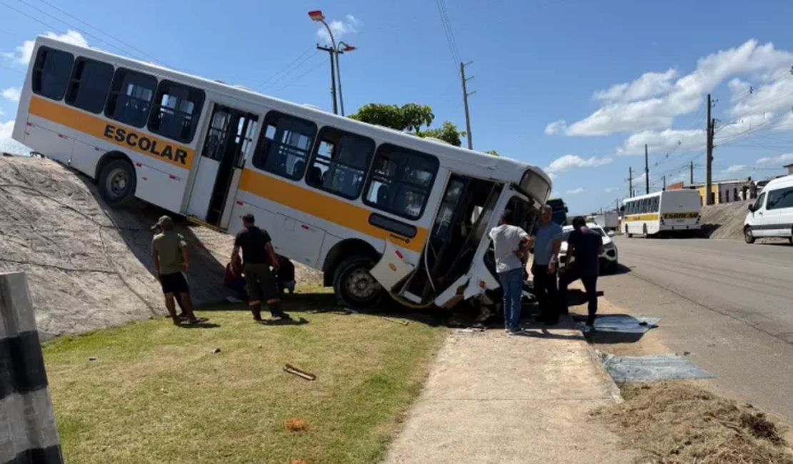 Ônibus escolar cai de ribanceira e atinge pista da AL-215 em Marechal Deodoro