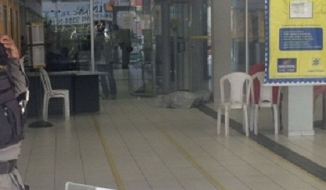 Idosa tem mal súbito e morre dentro de agência bancária no Centro de Maceió