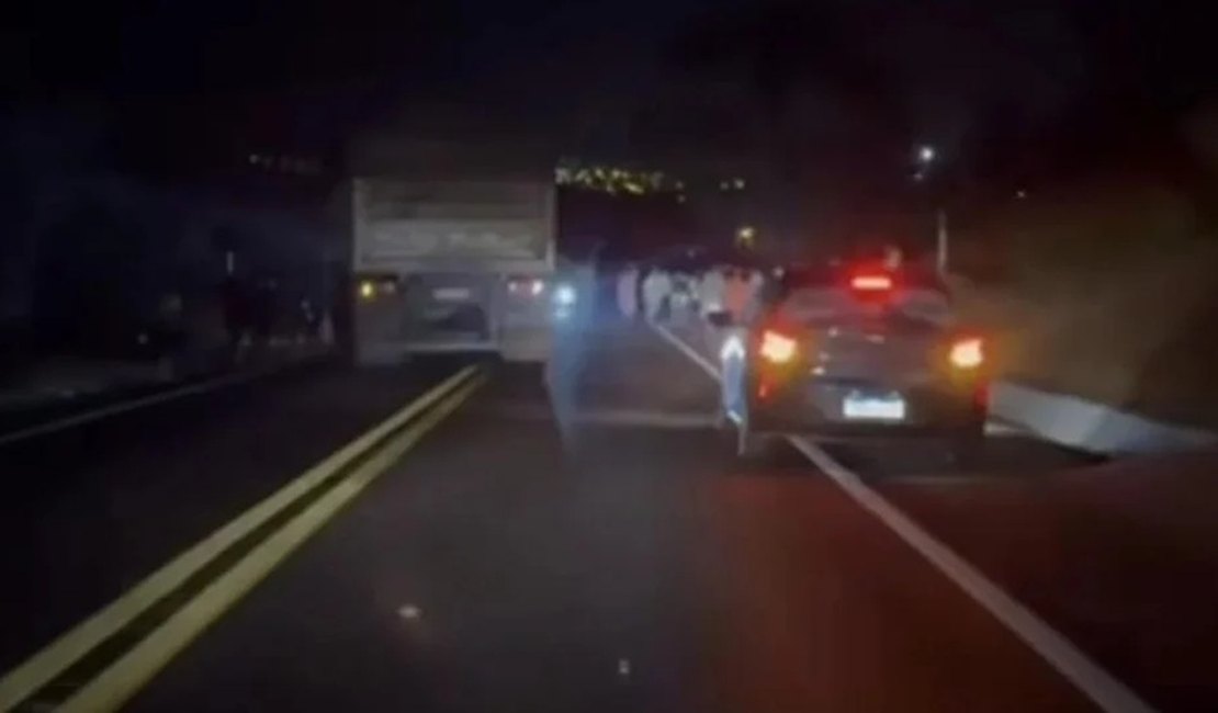 Colisão frontal entre carro e carreta deixa motorista com lesões graves, em Alagoas