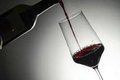 Mulher presa por furto é flagrada com garrafa de vinho 'escondida' dentro da vagina