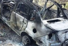 Veículo usado em assalto pega fogo durante perseguição e troca de tiros
