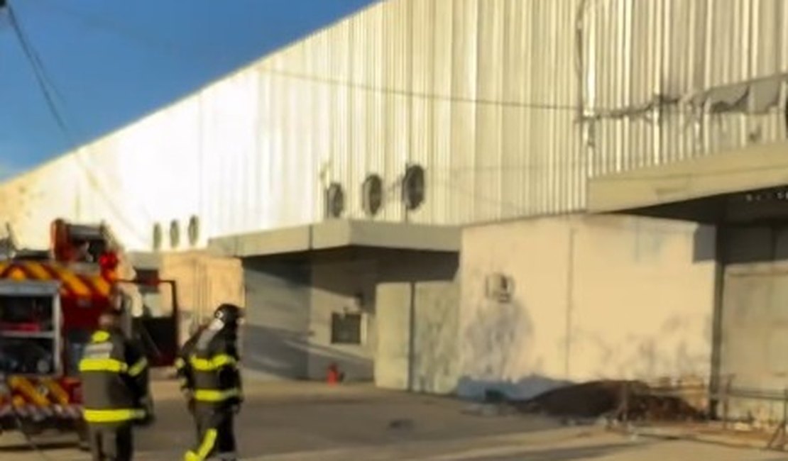Incêndio de grandes proporções atinge galpão do Polo de Confecções em Delmiro Gouveia