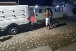 Vídeo. Porta de carro do IML abre e deixa corpo cair em via pública