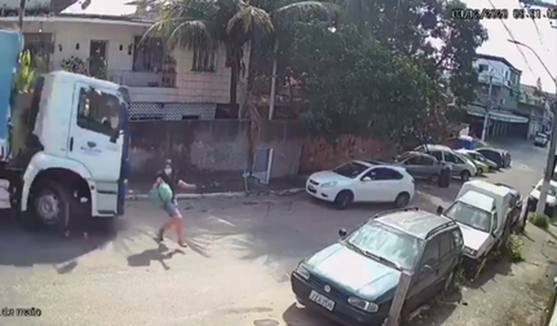 VÍDEO. Mulher escapa por pouco de ser atropelada por caminhão de lixo desgovernado