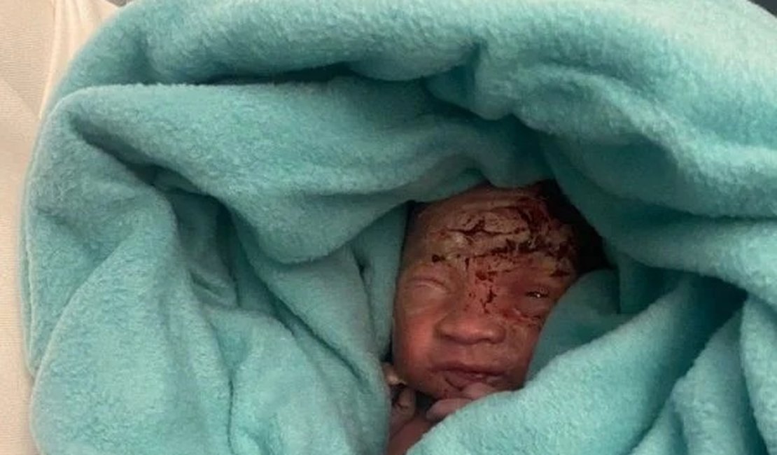 Bebê recém-nascido é encontrado dentro de lixeira em banheiro de avião