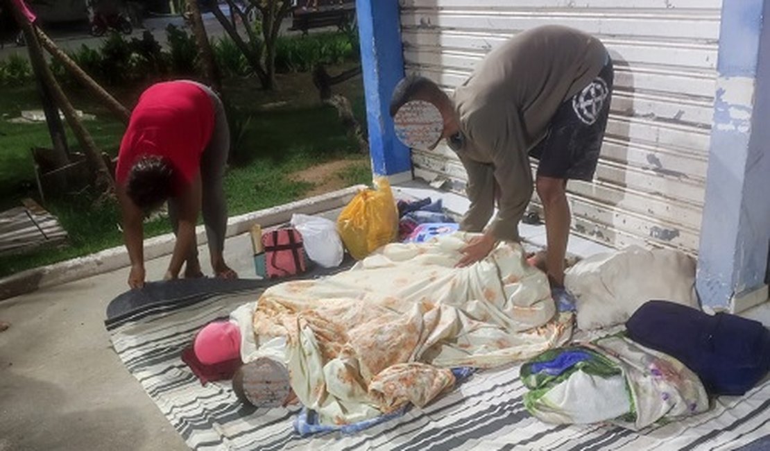 Família, com três crianças, se abriga na Praça do Artesanato, em Arapiraca