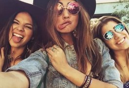 Bruna Marquezine posta fotos no Instagram se divertindo com amigas em Los Angeles