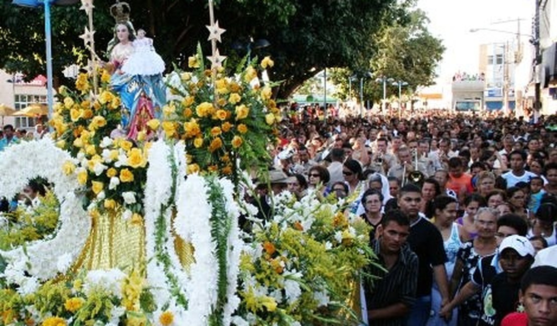 Procissão reúne milhares de fiéis nesta terça (2), em Arapiraca