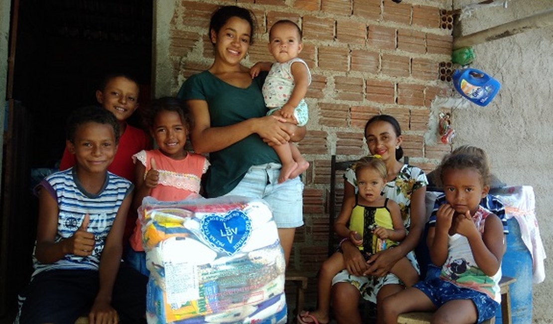 Famílias do Sertão alagoano recebem cestas de alimentos em campanha social