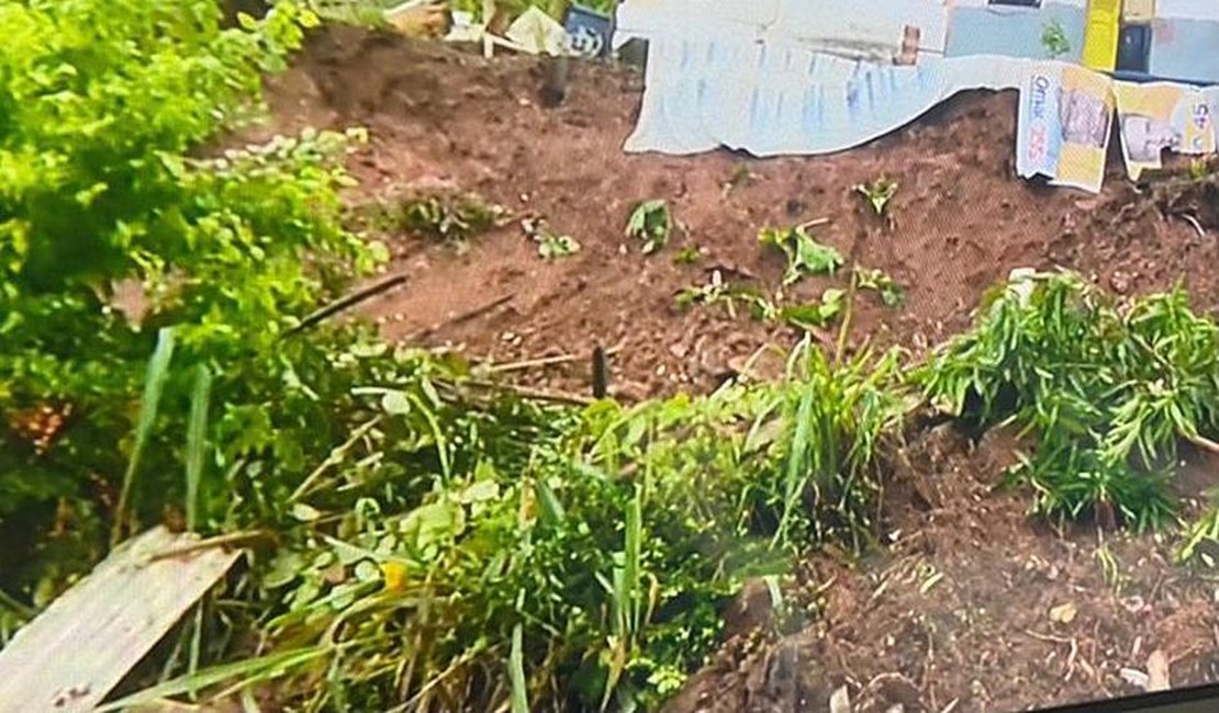 Deslizamento de barreira destrói casa e deixa família desabrigada em Maceió