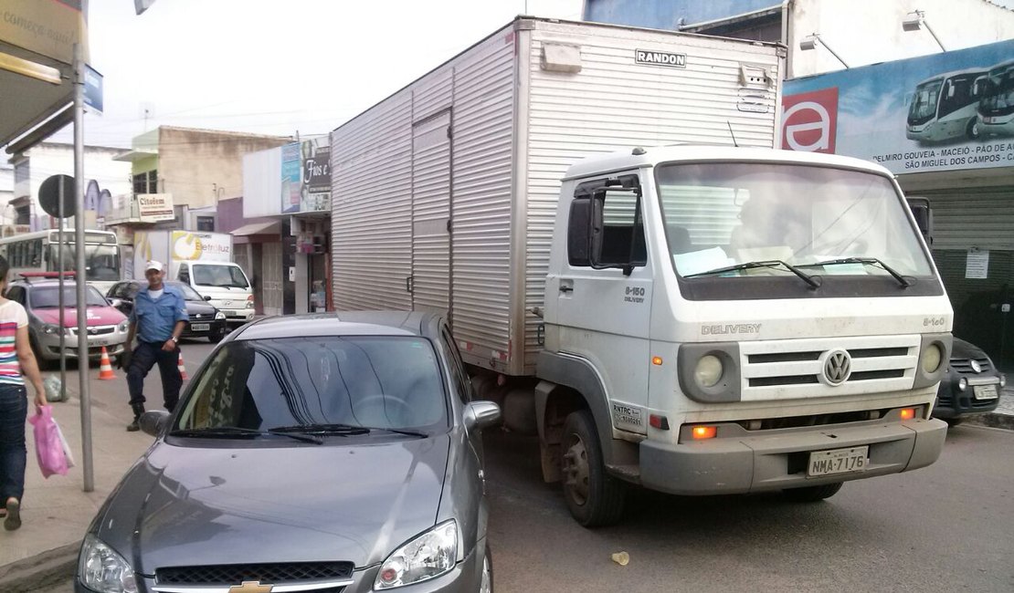 Dois veículos se envolvem em acidente no Centro de Arapiraca