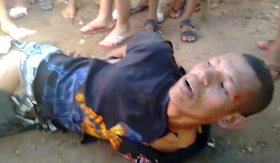 VÍDEO: Suspeitos de praticar assaltos são detidos pela população no Pé Leve