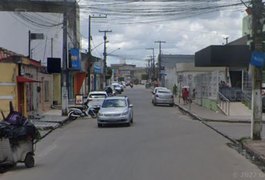 Vidraça de farmácia é arrancada durante furto no estabelecimento comercial, em Arapiraca