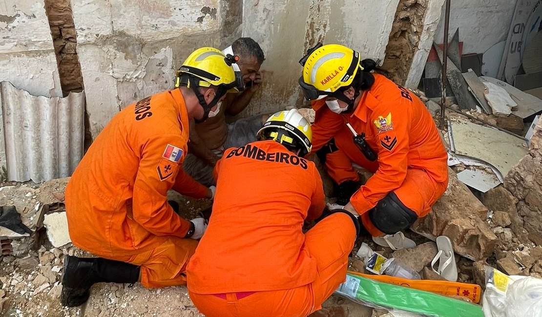 Pedreiro fica ferido após parede de casa cair sobre ele, em Maceió