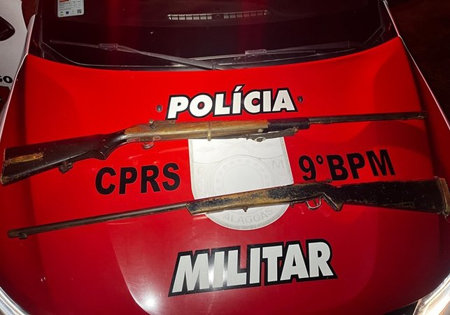 Policiais militares prendem homem com espingardas de fabricação artesanal após denúncias sobre disparos, no Sertão de AL