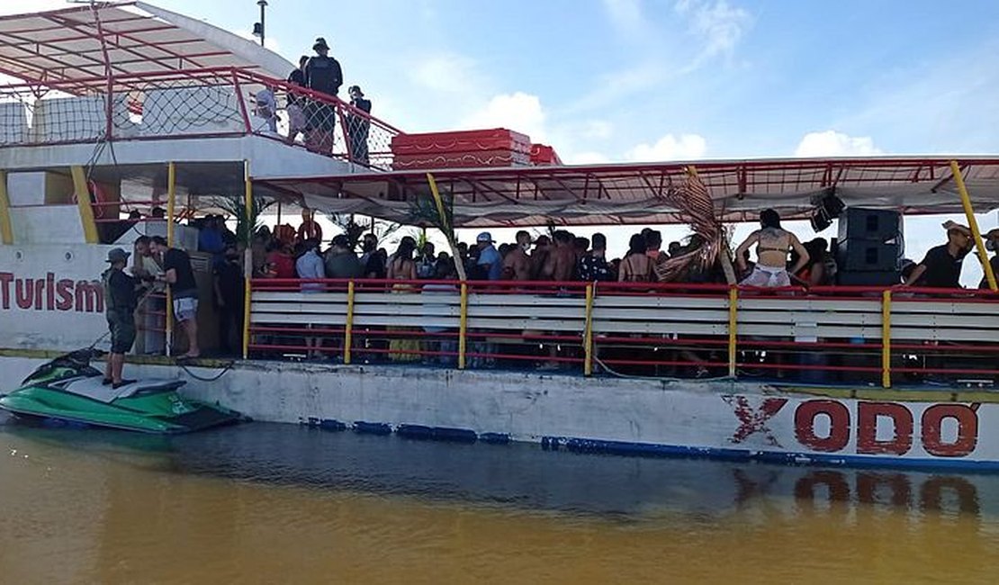 Polícia encerra festa com 90 pessoas em catamarã na Barra Nova, em Marechal Deodoro