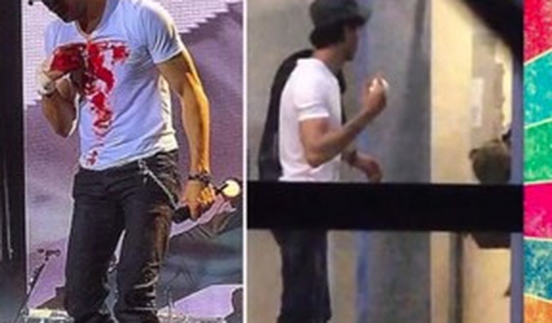 Enrique Iglesias corta os dedos em show e fica ensanguentado