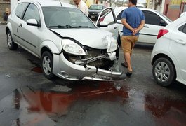 Carros ficam com a dianteira danificada após colisão em Arapiraca