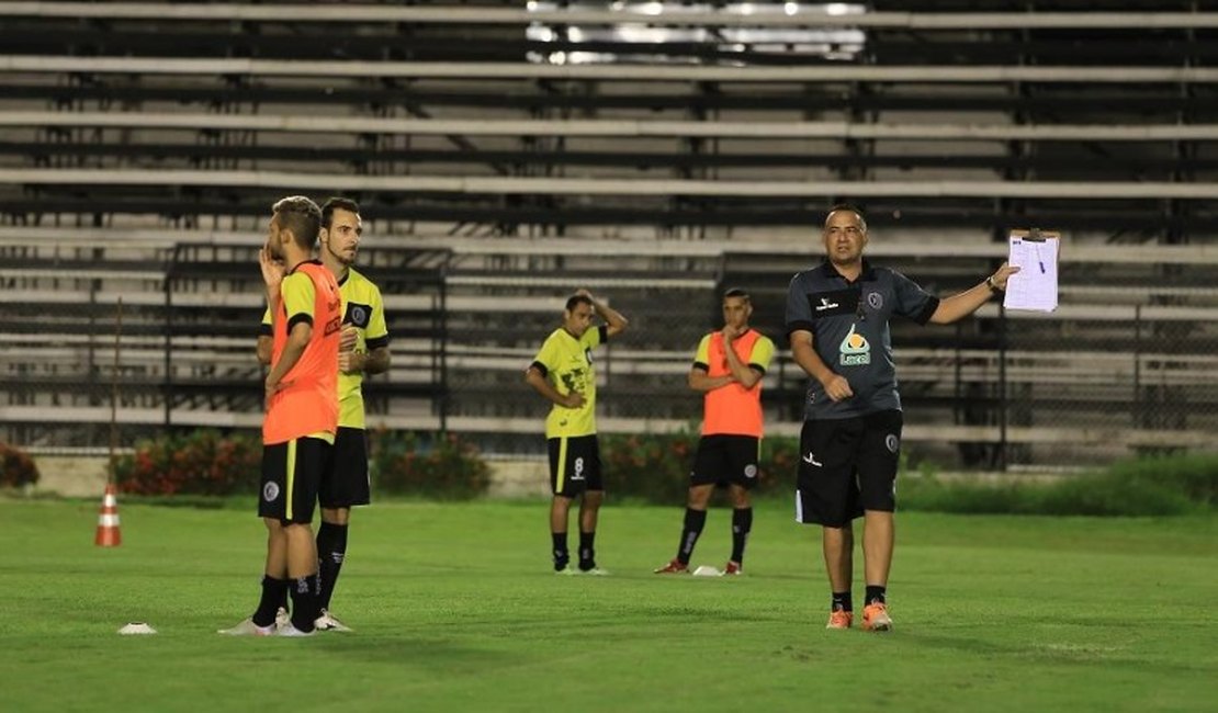 Com 20 atletas, técnico Paulo Foiani convoca o elenco para o confronto contra o ABC