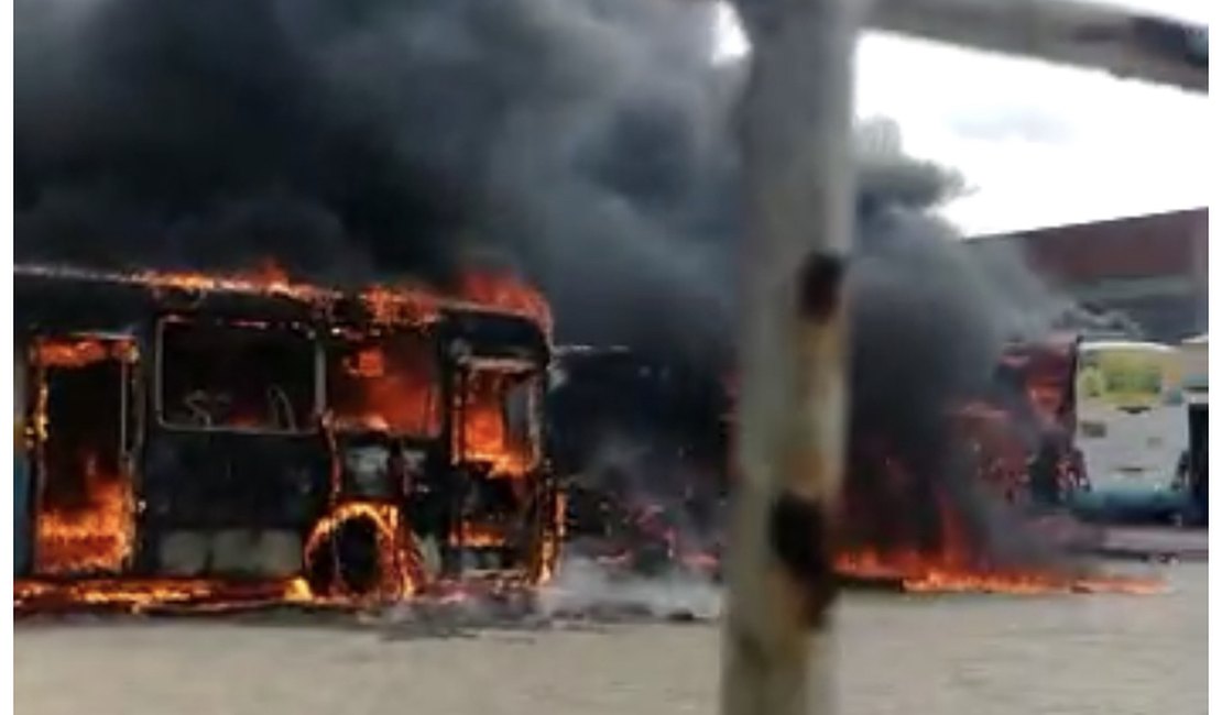 Vídeo. Incêndio de grandes proporções atinge garagem de ônibus, em Arapiraca