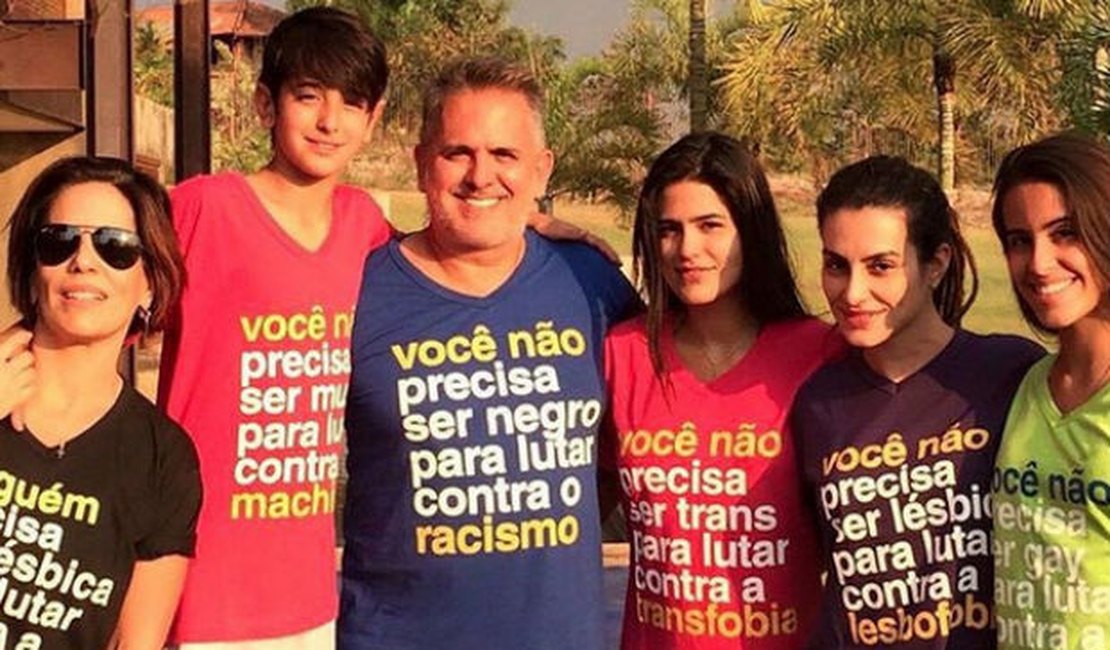 Glória Pires e família postam foto com camisas contra preconceito