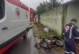 Motociclista morre após colisão com caminhão carregado de frutas, na zona rural de Arapiraca