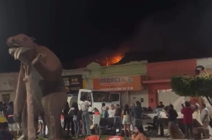 Incêndio atinge casa abandonada e dois estabelecimentos comerciais em Maravilha, AL