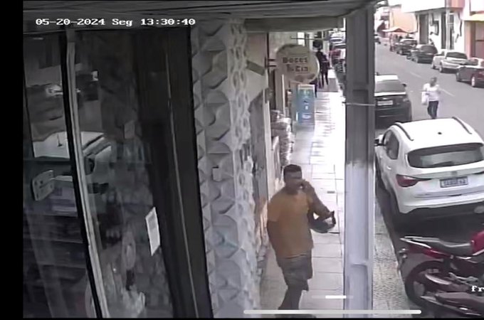 VÍDEO. Homem é flagrado furtando moto em plena luz do dia no centro de Arapiraca