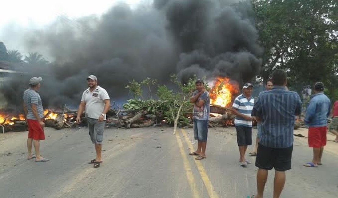 Empresa retira lombadas eletrônicas de Arapiraca e moradores do Bálsamo fazem protesto