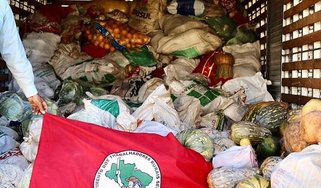 MST doa 20 toneladas de alimentos para famílias atingidas pelo afundamento do solo em Maceió